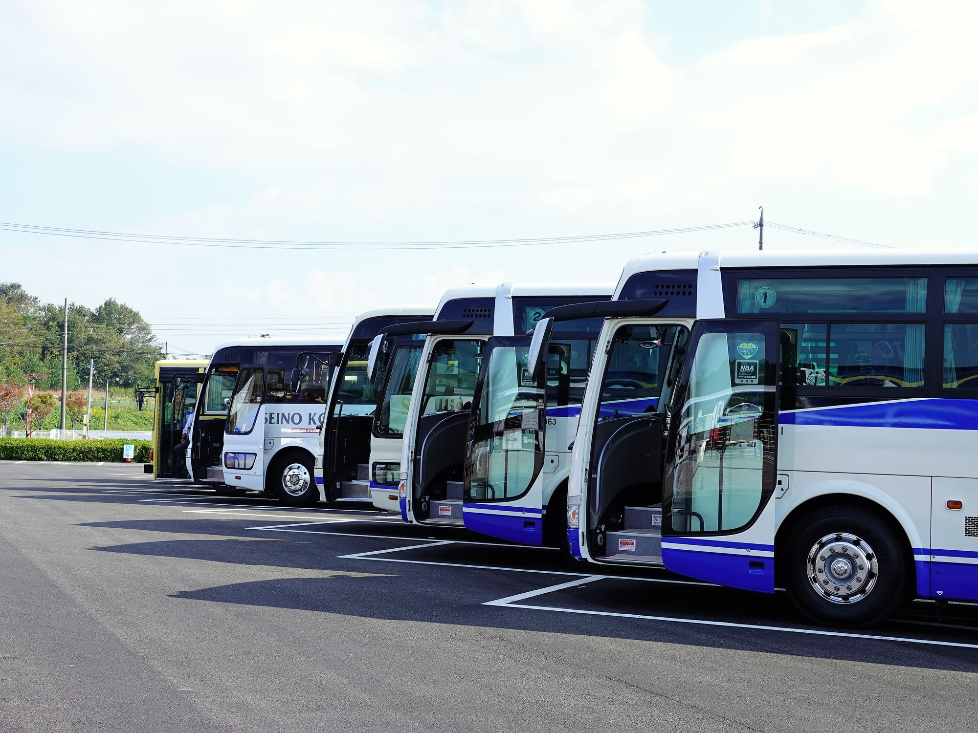 貸切バスの繁忙期はいつ？ロケ・撮影現場でバスを確保するための予約テクニック