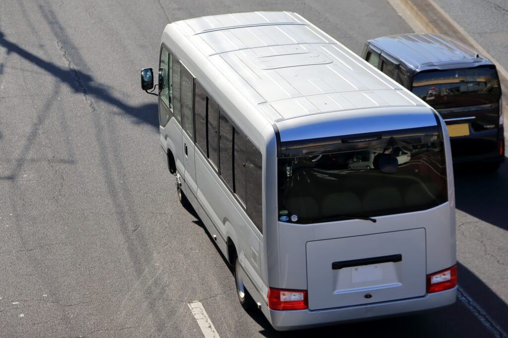 マイクロバスの乗り心地の見分け方｜予約前に確認したい装備と車両条件