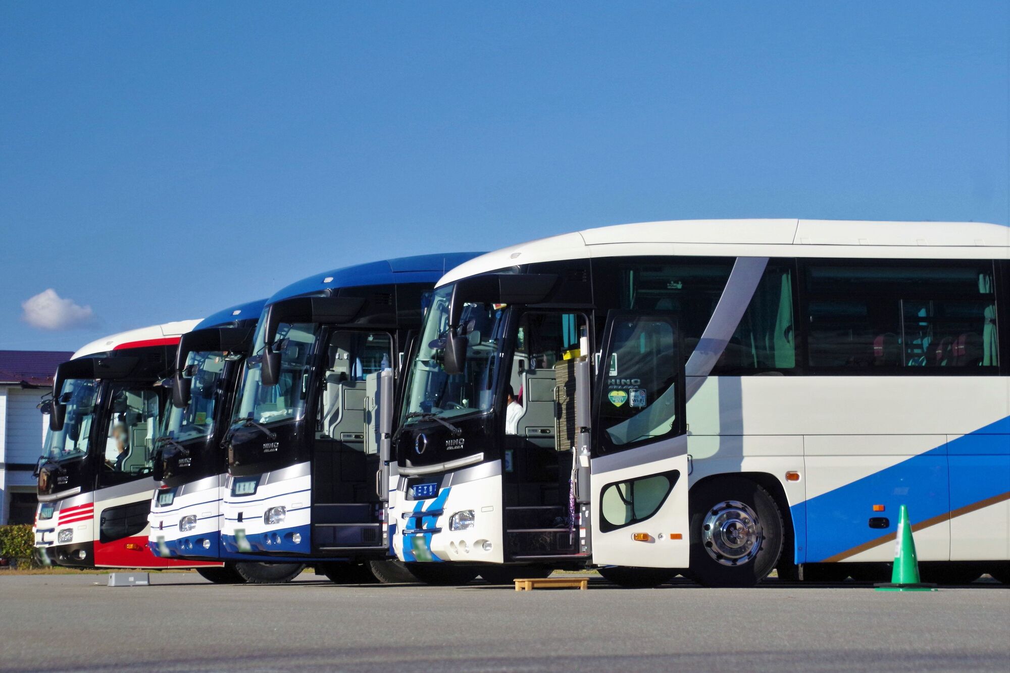 貸切バスの深夜料金はいくら？見積書の「深夜早朝割増」の確認ポイントとトラブル防止策