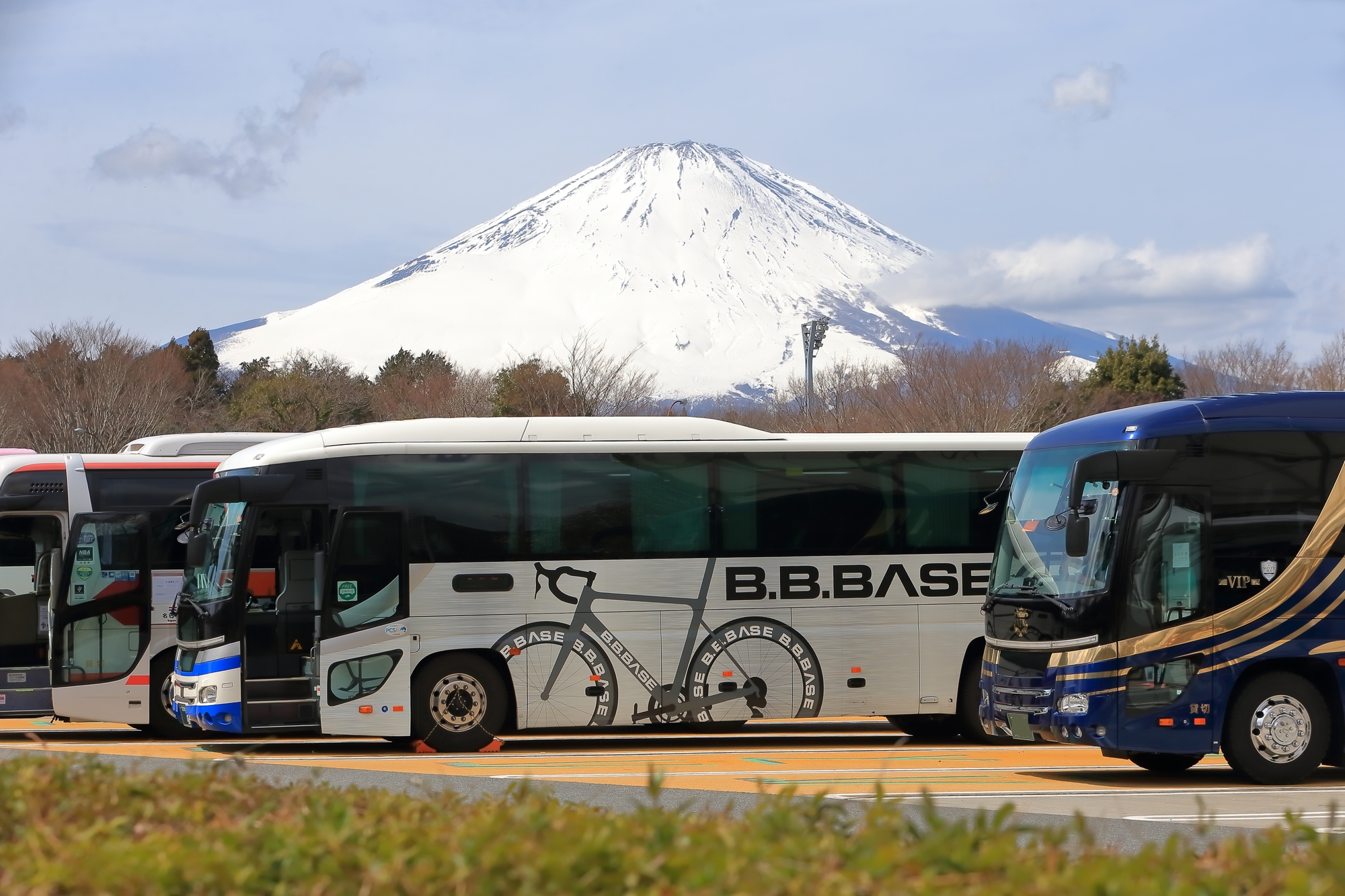 団体で貸切バスを利用するメリットとは？費用・利用方法を解説