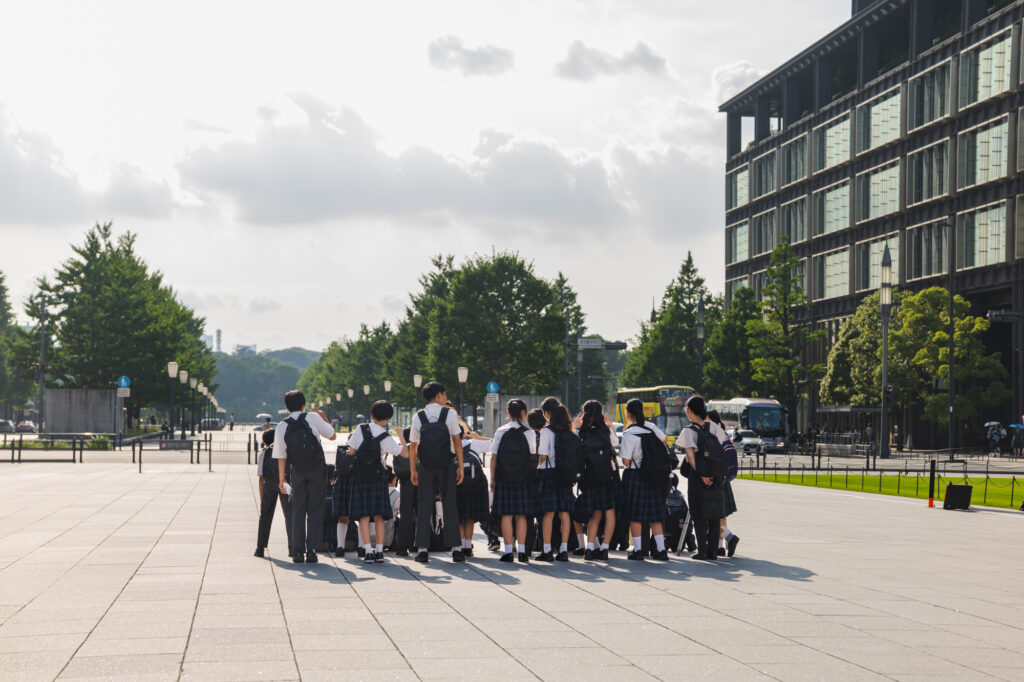 貸切バスで修学旅行を安全・快適に！手配時のポイントと注意点を解説